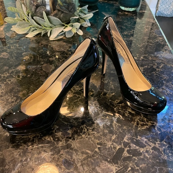 Black patent Michael Kors pumps - Picture 2 of 7